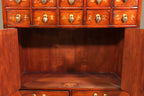 Vintage Space asiatische Apothekerkommode aus Holz mit vielen kleinen Schubladen und traditionellen Metallbeschlägen