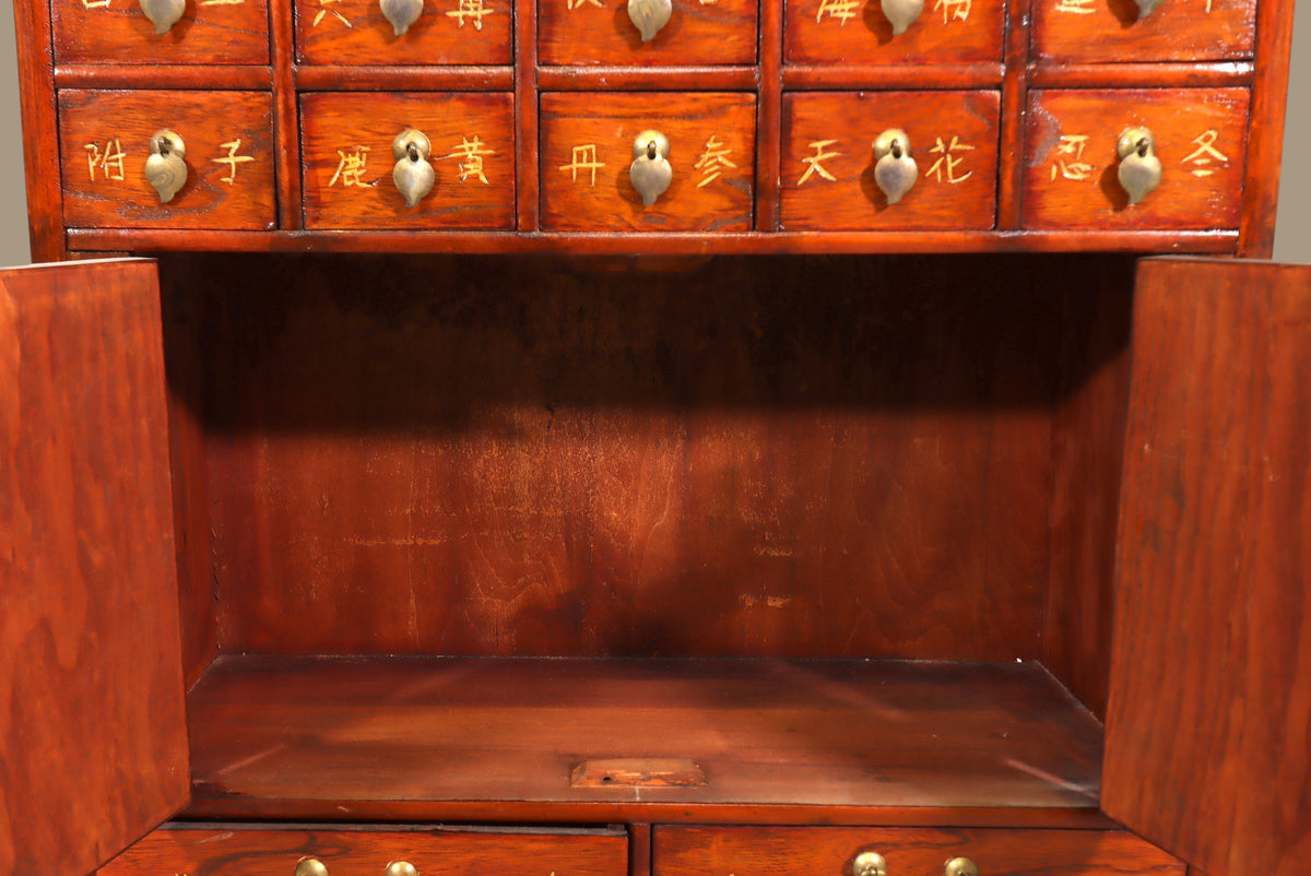 Vintage Space asiatische Apothekerkommode aus Holz mit vielen kleinen Schubladen und traditionellen Metallbeschlägen