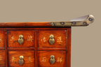 Vintage Space asiatische Apothekerkommode aus Holz mit traditionellen Schriftzeichen und dekorativen Metallbeschlägen
