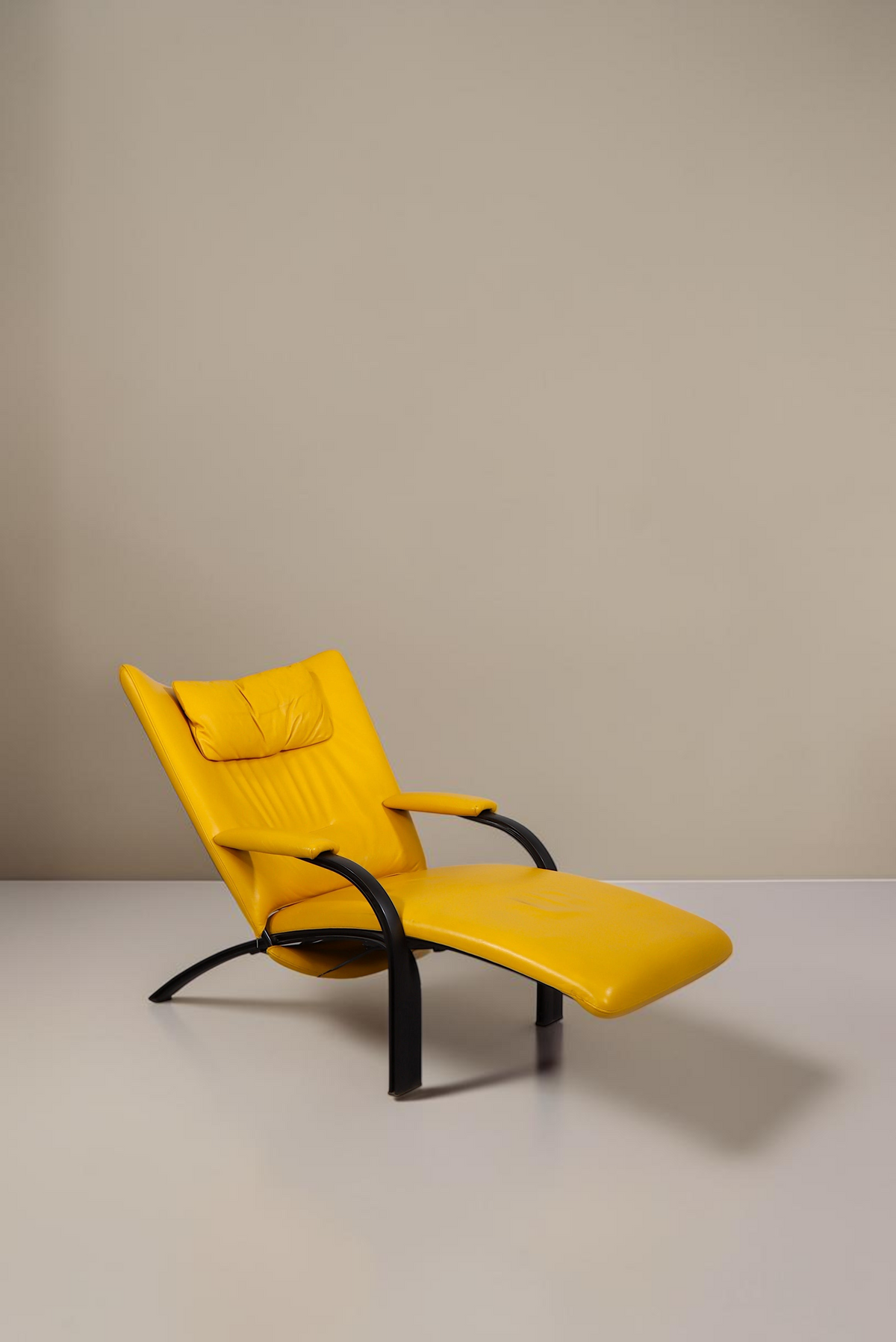Vintage Space WK Wohnen Designer Sessel von Stefan Heiliger in Gelb mit schwarzem Metallgestell und Liegefunktion