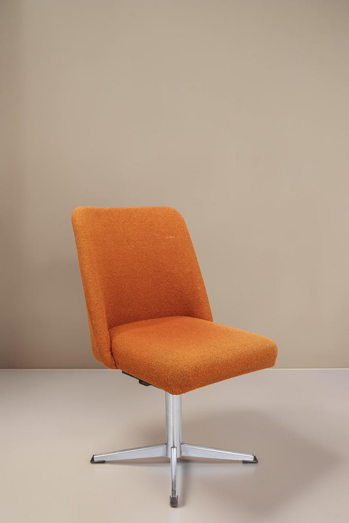 Vintage Space Mid Century Drehstuhl in Orange mit Aluminium-Sternfuß und gepolsterter Sitzfläche