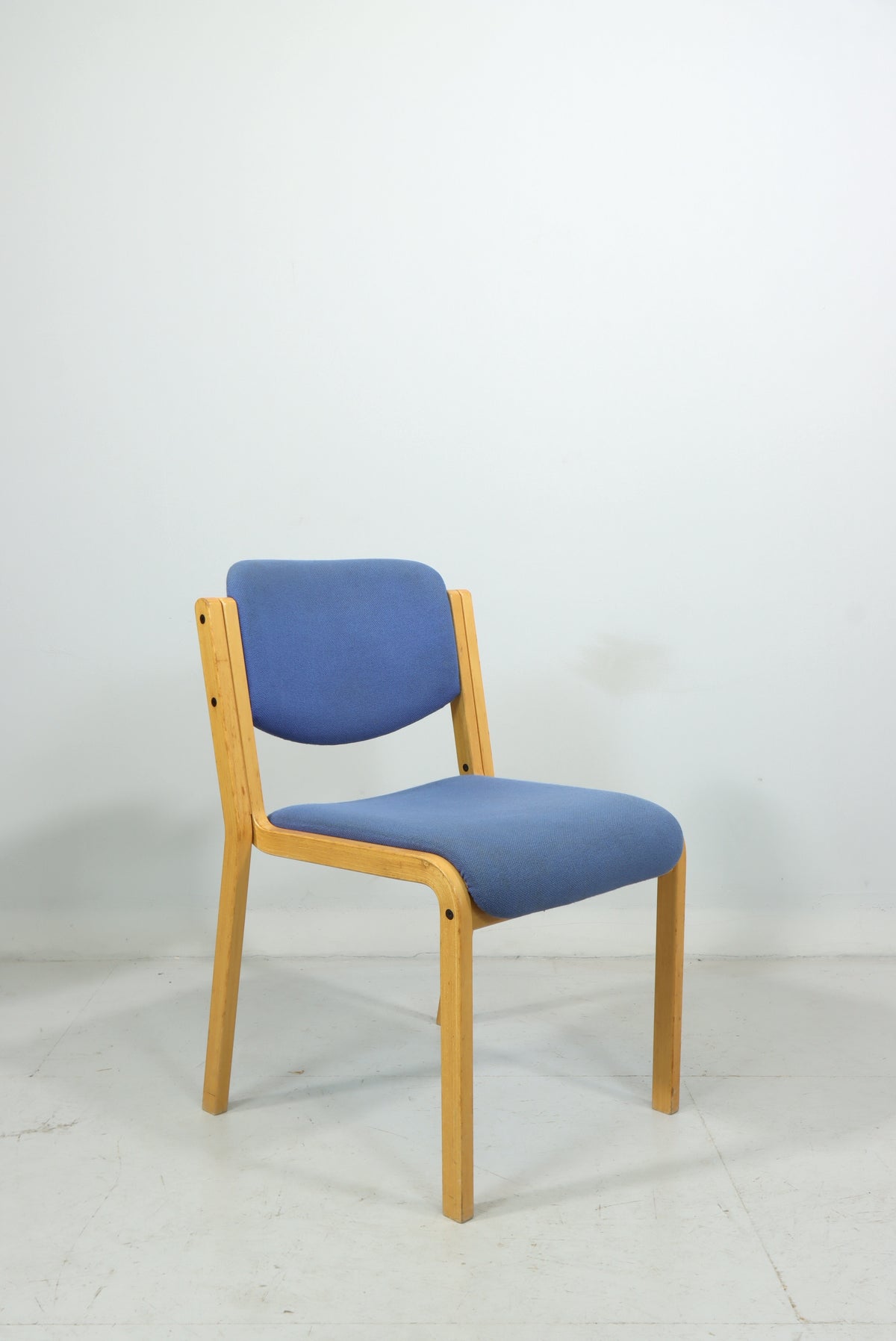 Mid Century Stuhl Postmodern Design Holz Blau Vintage Chair 90er Konferenzstuhl
