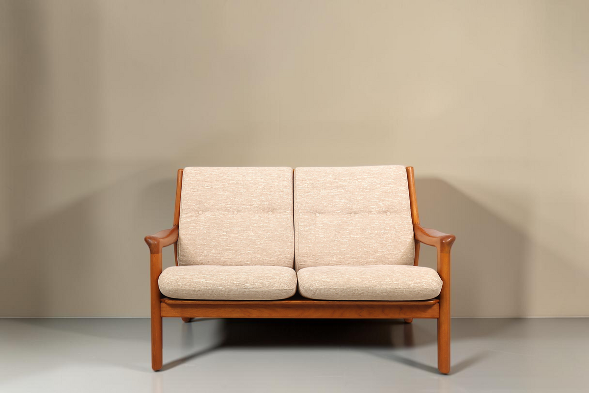 Vintage Space Gustav Thams 2er Sofa aus Teakholz mit beigem Polster im dänischen Mid-Century Design