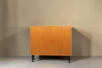 Vintage Space Mid Century Schrank aus Holz mit zwei Türen und schwarzen konischen Füßen vor weißem Hintergrund
