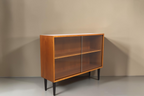 Vintage Space Mid Century Vitrine aus Holz mit Glasschiebetüren und schwarzen konischen Füßen