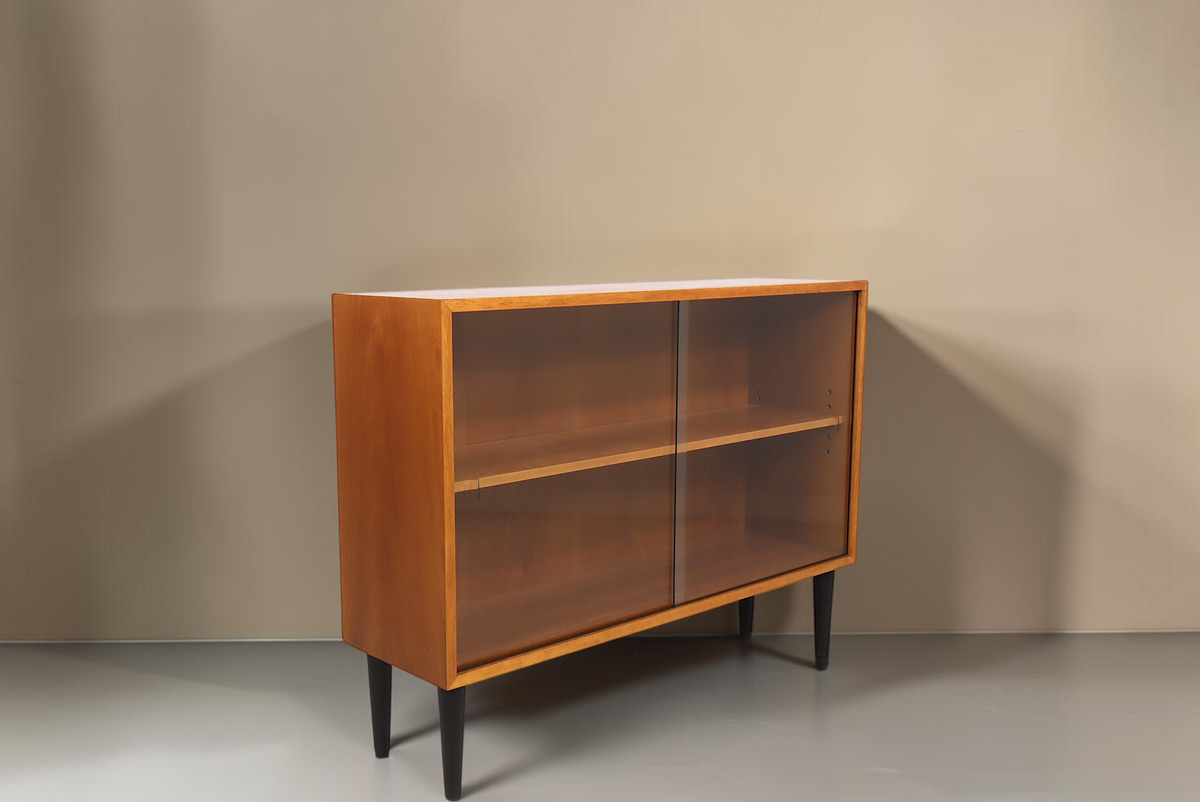 Vintage Space Mid Century Vitrine aus Holz mit Glasschiebetüren und schwarzen konischen Füßen