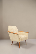 Vintage Space Mid Century Lounge Sessel mit hellem Strukturstoff, Holzarmlehnen und konischen Holzbeinen