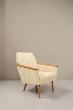 Vintage Space Mid Century Lounge Sessel mit hellem Strukturstoff, Holzarmlehnen und konischen Holzbeinen