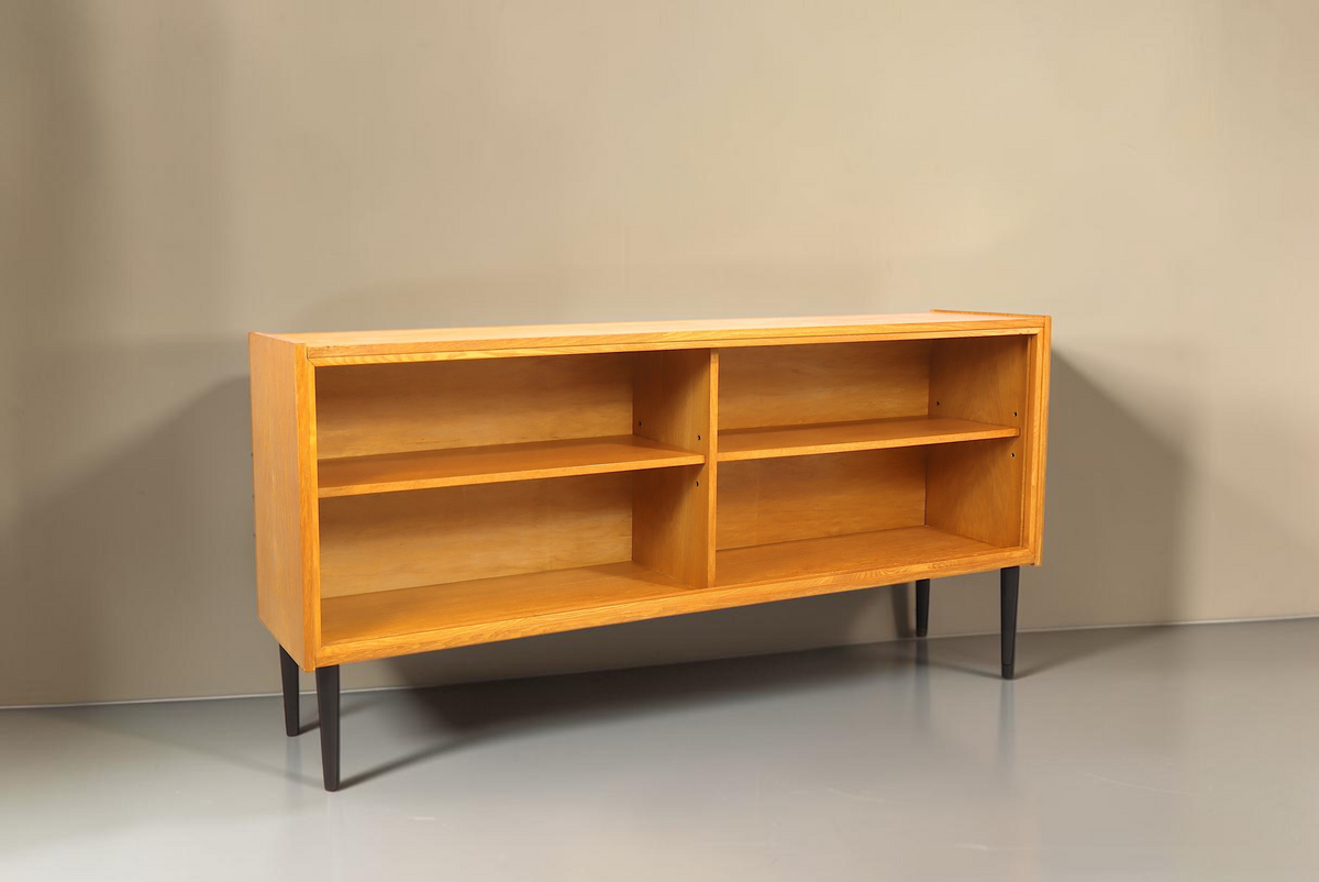 Vintage Space Mid Century Lowboard aus hellem Holz mit offenen Fächern und schwarzen konischen Füßen
