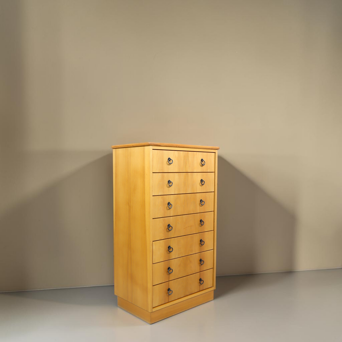 Vintage Space Mid Century Vertiko Kommode aus hellem Holz mit sieben Schubladen und schwarzen Metall-Ringgriffen
