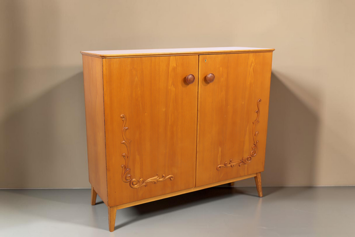 Vintage Space Mid Century Highboard aus Holz mit dekorativen Schnitzverzierungen und konischen Füßen