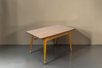 Vintage Space Mid Century Esstisch aus Holz mit konischen Beinen und Messingdetails im 60er Jahre Retro-Design