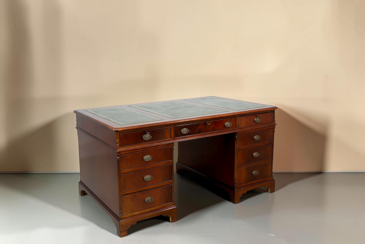 Vintage Space antiker englischer Partner Desk aus Mahagoni mit grüner Lederplatte und zahlreichen Schubladen