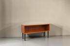 Vintage Space Mid Century Lowboard aus Holz mit offenen Fächern und schwarzen konischen Beinen vor weißem Hintergrund
