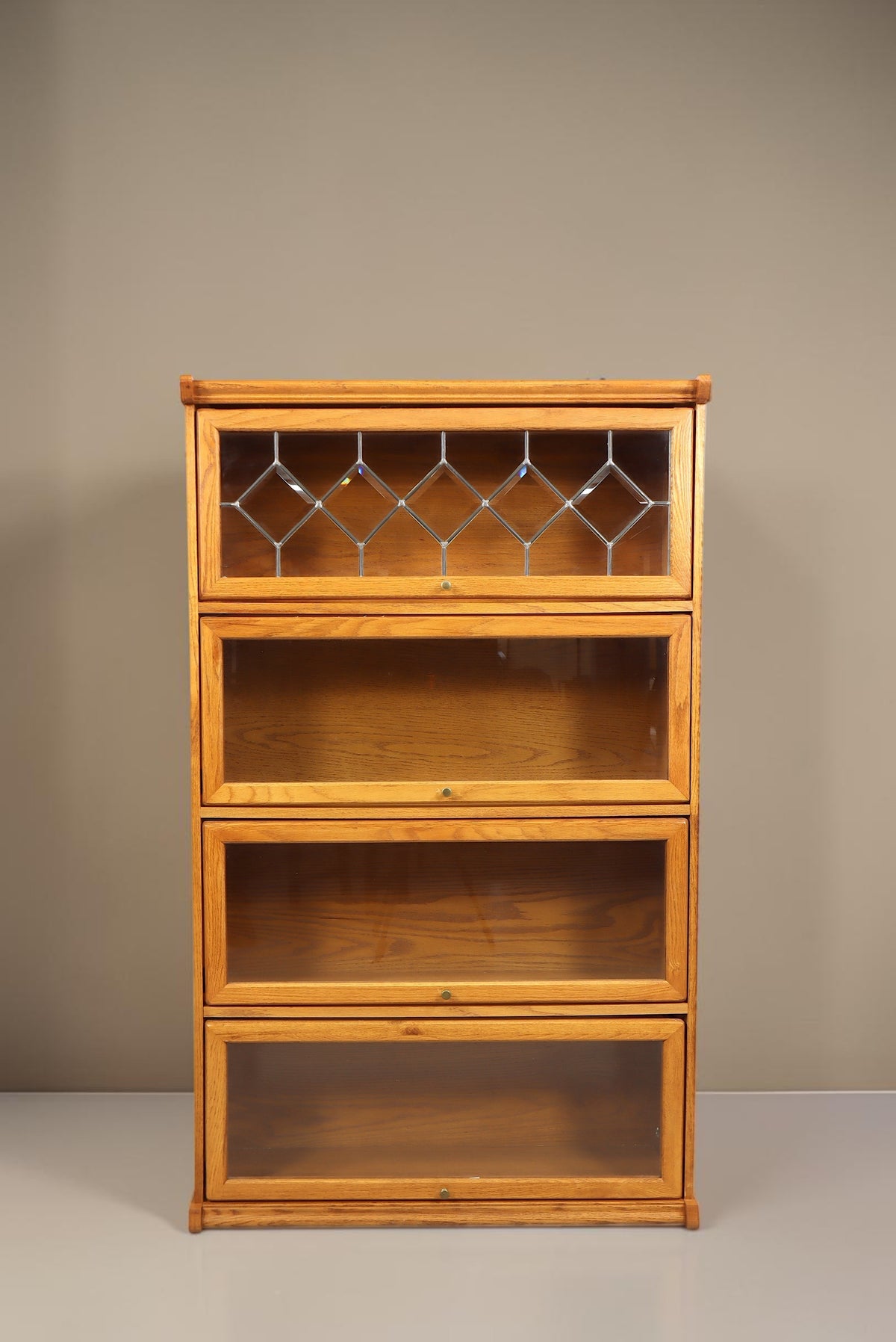 Vintage Space Vitrinenschrank im Globe-Wernicke-Stil aus Holz mit vier Klappfächern und dekorativem Bleiglas