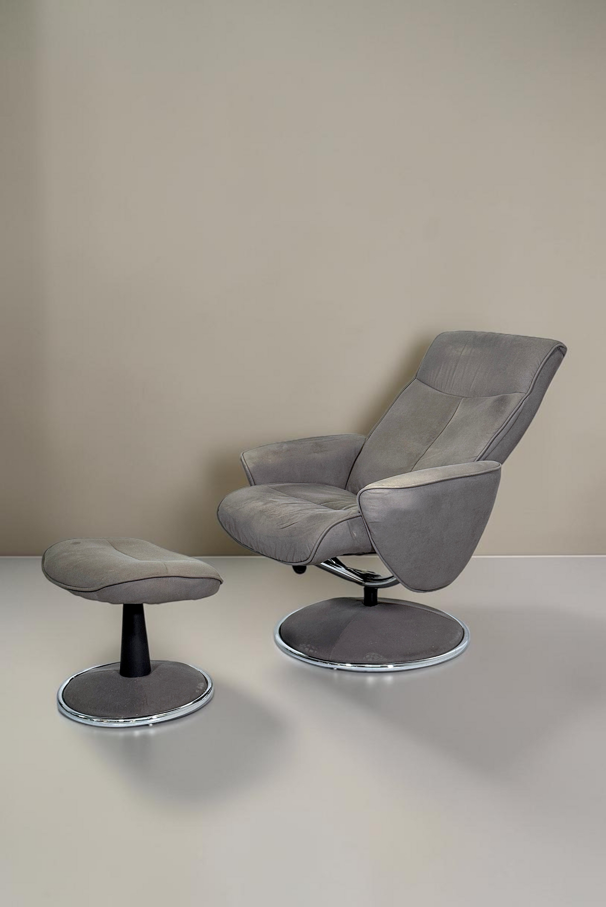 Vintage Space grauer Relaxsessel mit Hocker aus Samt und modernem Drehgestell in ergonomischem Design