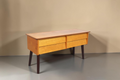 Vintage Space Mid Century Kommode aus hellem Holz mit vier Schubladen und dunklen konischen Füßen im Retro-Stil