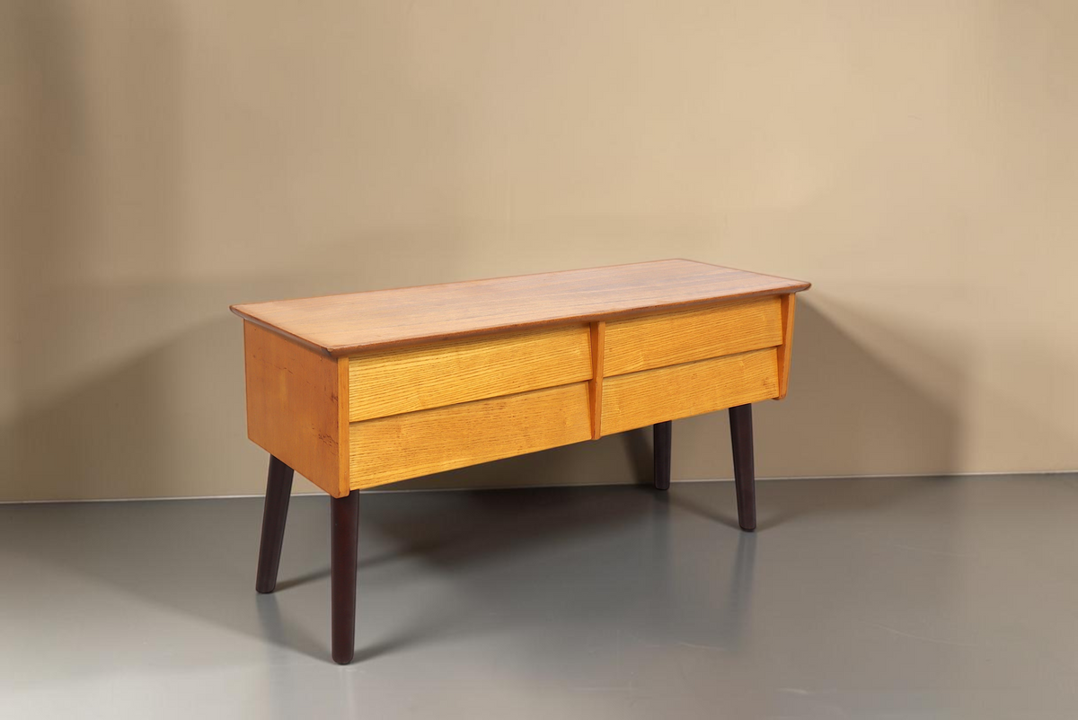 Vintage Space Mid Century Kommode aus hellem Holz mit vier Schubladen und dunklen konischen Füßen im Retro-Stil