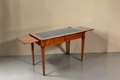 Vintage Space Louis XVI Schreibtisch aus Holz mit schwarzer Lederauflage und ausziehbaren Seitenplatten