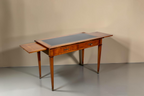 Vintage Space Louis XVI Schreibtisch aus Holz mit schwarzer Lederauflage und ausziehbaren Seitenplatten