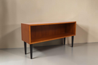 Vintage Space Mid Century Regal aus Holz mit offenem Fach und schwarzen konischen Füßen im Retro-Design