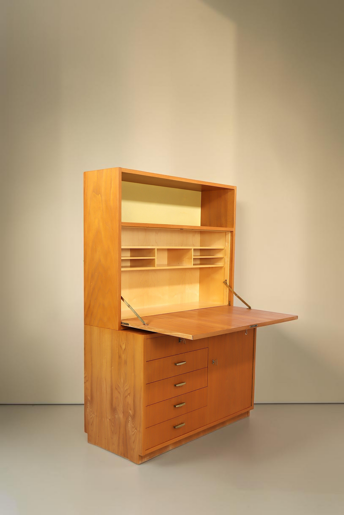 Vintage Space Hellerau Sekretär 605/1 aus Rüster Holz mit aufklappbarer Schreibfläche im Mid-Century Design