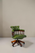 Vintage Space Chesterfield Captains Chair in grünem Echtleder mit Knopfheftung und massivem Holzgestell auf Rollen