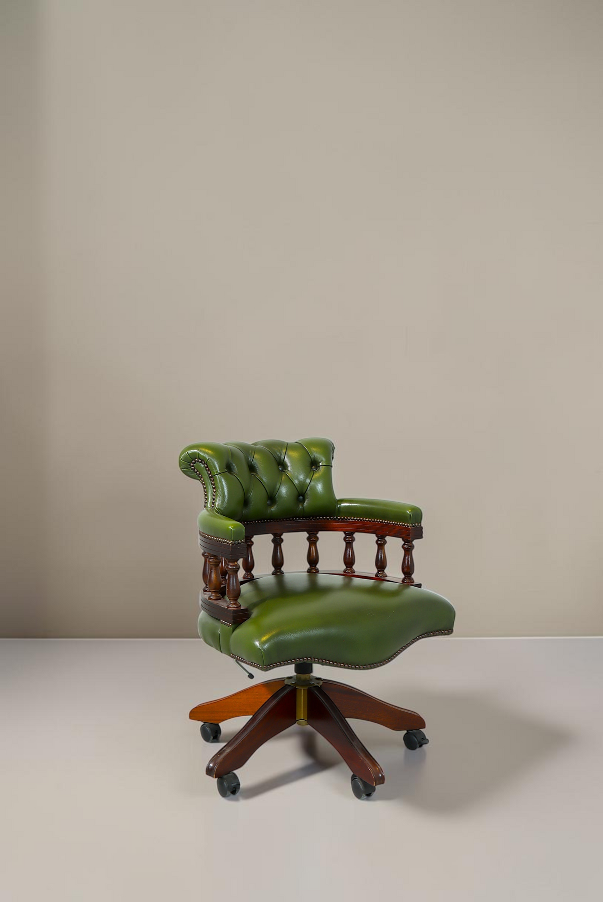 Vintage Space Chesterfield Captains Chair in grünem Echtleder mit Knopfheftung und massivem Holzgestell auf Rollen