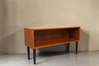 Vintage Space Mid Century Lowboard aus Holz mit offenen Fächern und eleganten schwarzen konischen Füßen