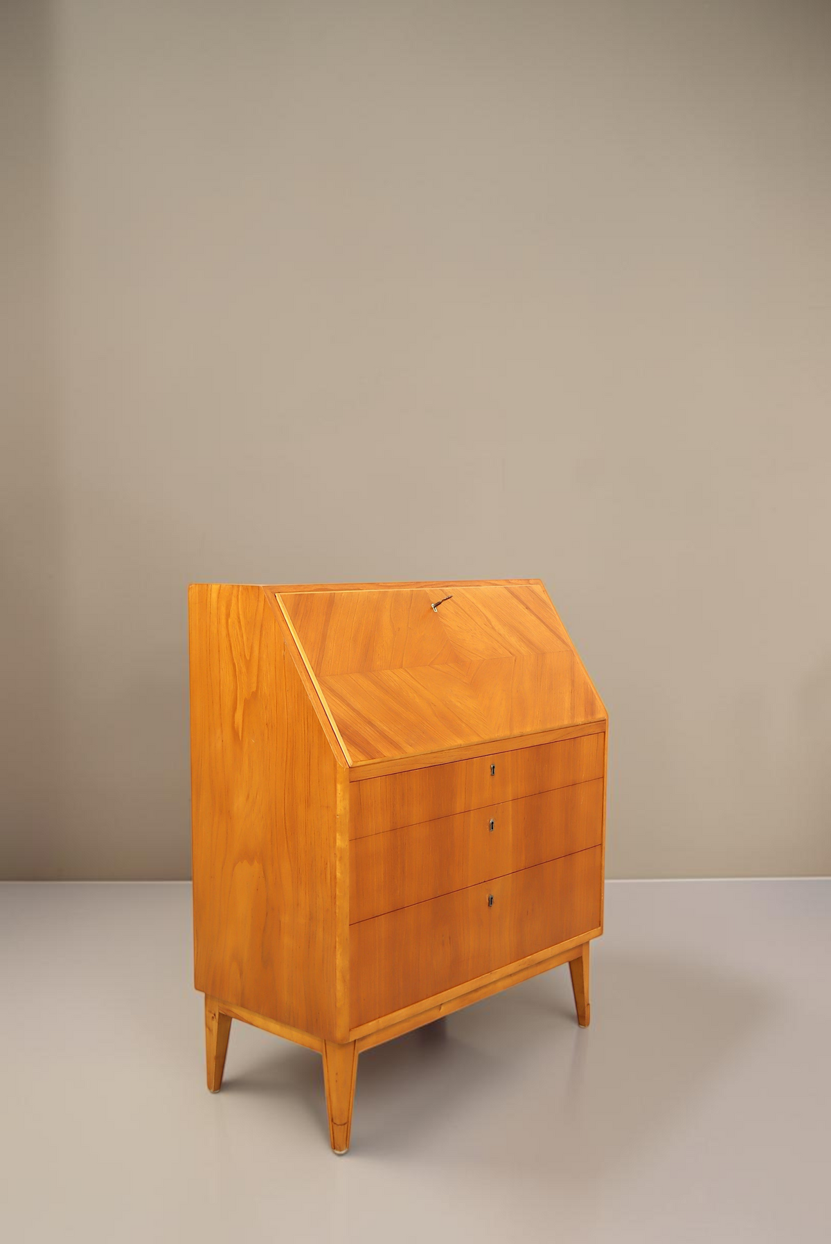 Vintage Space Mid Century Sekretär aus Holz mit aufklappbarer Schreibfläche und konischen Beinen im 60er Jahre Stil