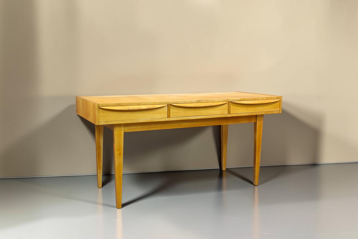 Vintage Space Hellerau Schreibtisch Typ 602 aus Eichenholz mit drei Schubladen im Mid Century Design