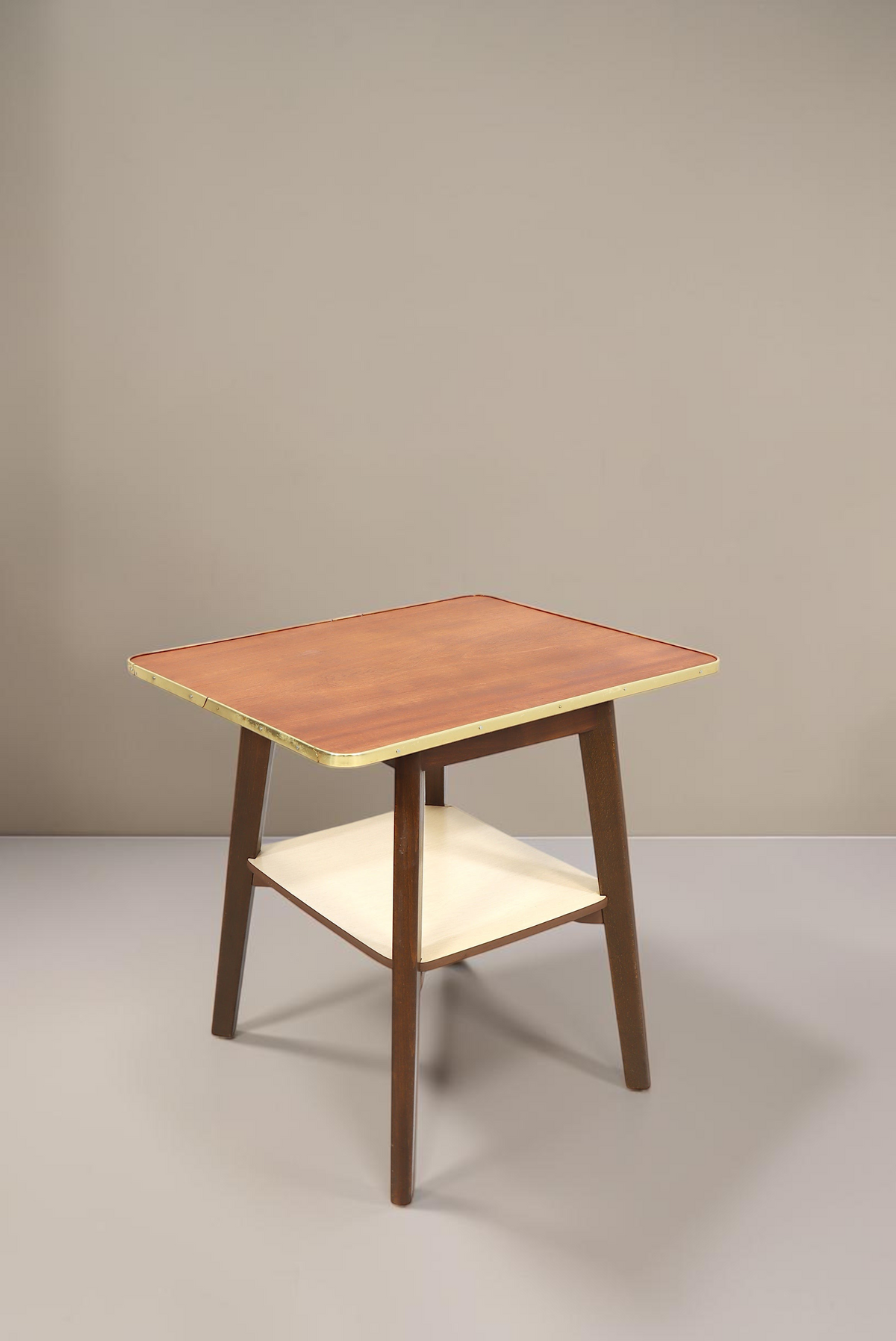 Vintage Space Mid Century Beistelltisch aus Holz mit Messingkante, Ablagefläche und konischen Beinen