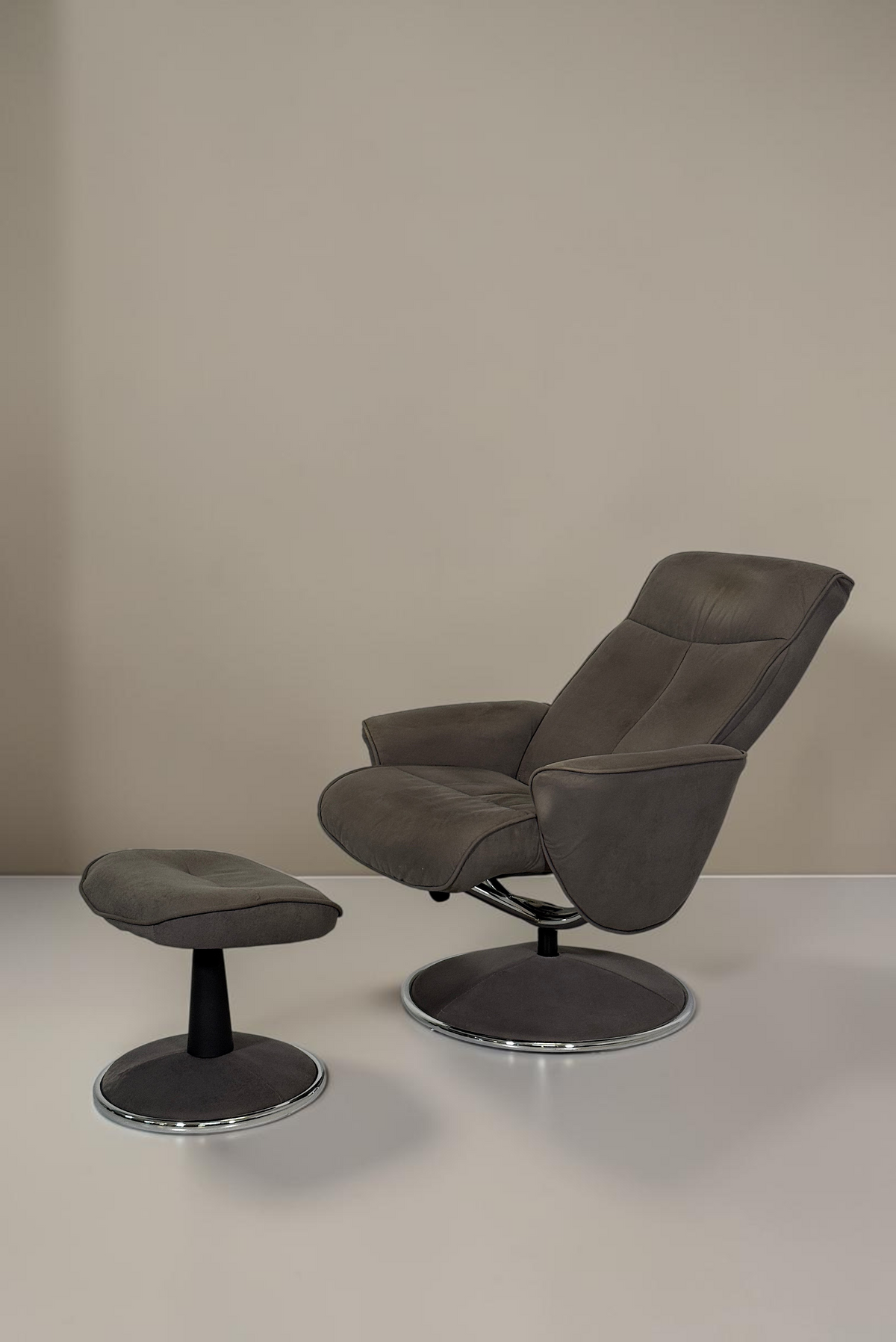 Vintage Space grauer Relaxsessel mit passendem Hocker, ergonomisches Design mit weicher Polsterung und Drehgestell