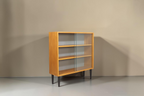 Vintage Space skandinavisches Bücherregal aus Holz mit Glasschiebetüren und schlanken dunklen Beinen im Mid-Century-Stil