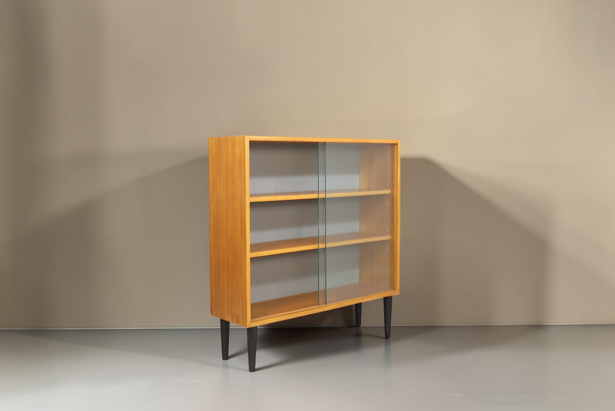 Vintage Space skandinavisches Bücherregal aus Holz mit Glasschiebetüren und schlanken dunklen Beinen im Mid-Century-Stil