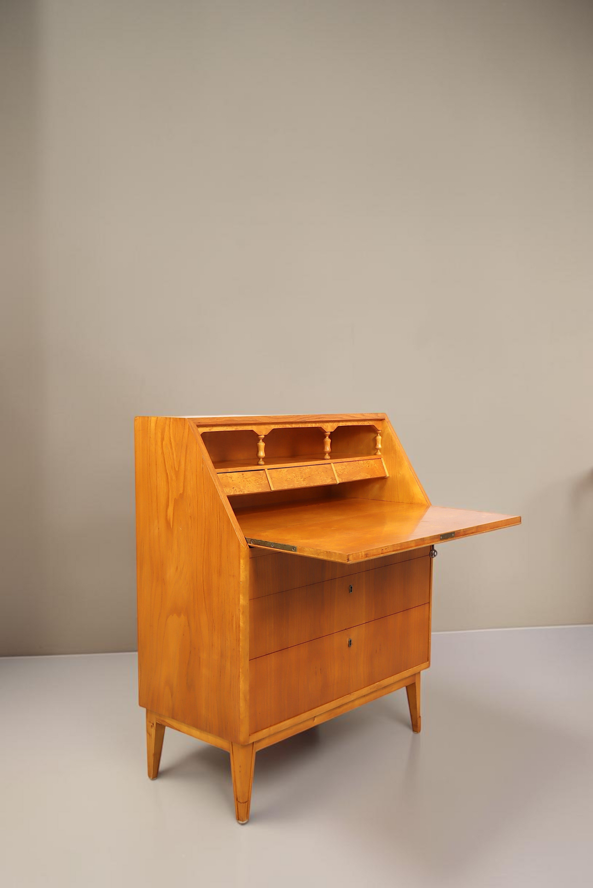 Vintage Space Mid Century Sekretär aus Holz mit aufklappbarer Schreibfläche, Innenfächern und konischen Beinen