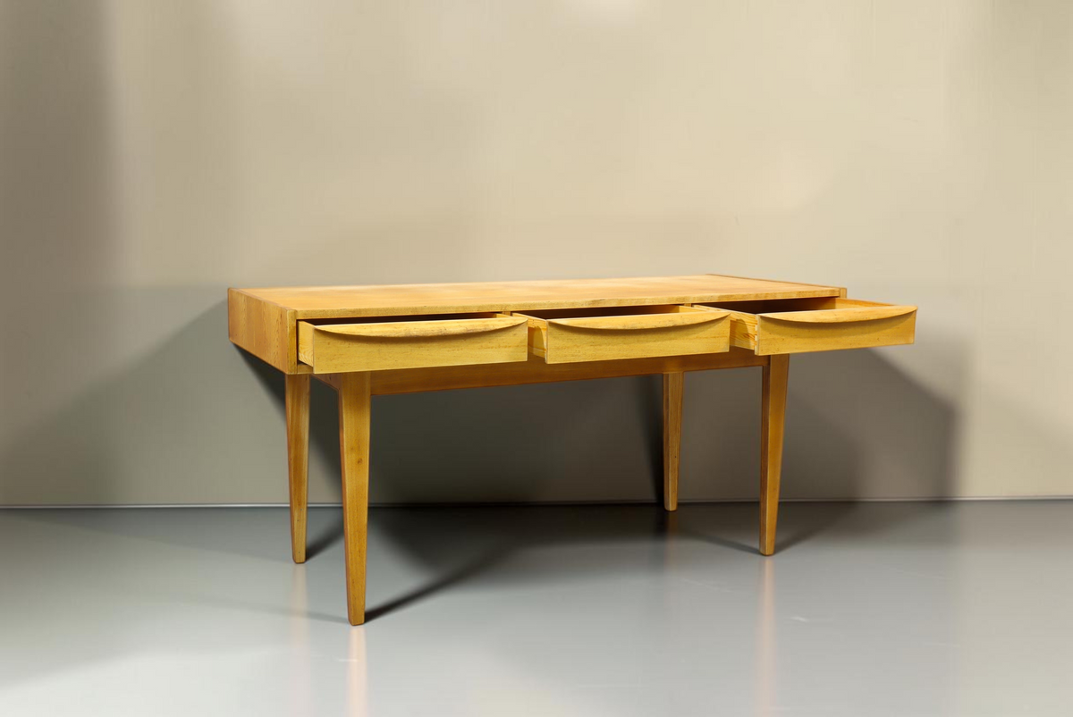 Vintage Space Hellerau Schreibtisch Typ 602 aus Eiche mit drei Schubladen und konischen Beinen im Mid Century Design