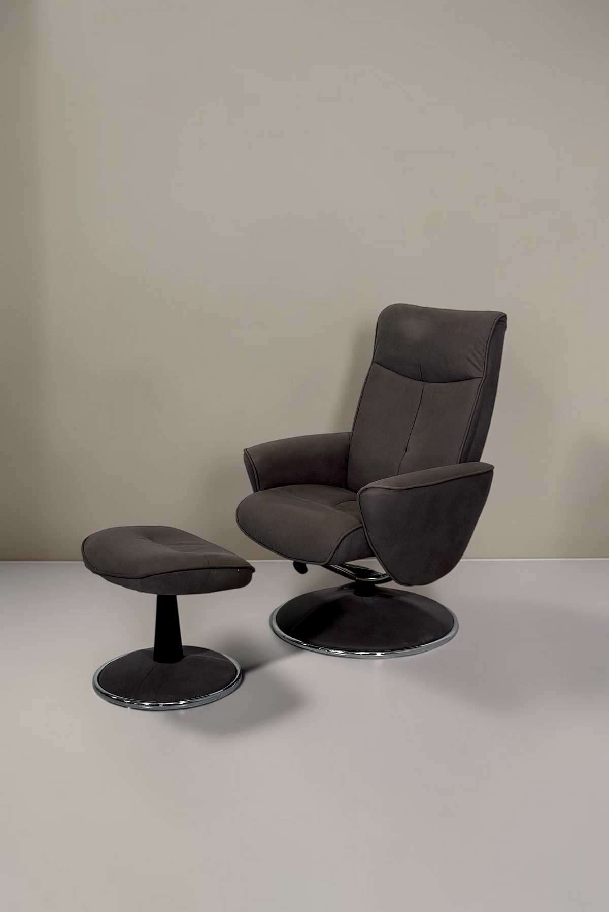 Vintage Space Relaxsessel in Grau mit passendem Hocker, ergonomisches Design mit weicher Polsterung und Drehgestell