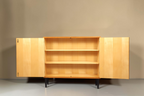Vintage Space Mid Century Schrank aus hellem Holz mit zwei Türen, verstellbaren Einlegeböden und schwarzen Füßen