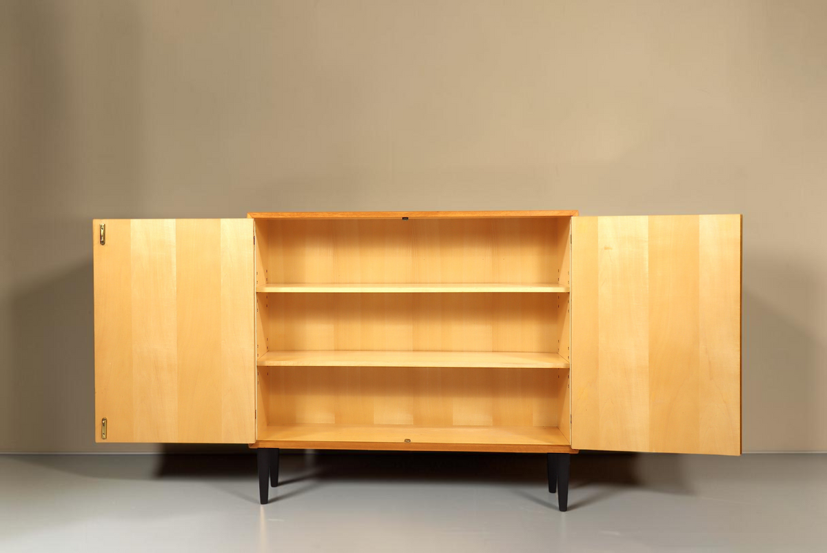 Vintage Space Mid Century Schrank aus hellem Holz mit zwei Türen, verstellbaren Einlegeböden und schwarzen Füßen