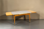 Vintage Space Mid Century Esstisch aus den 50er Jahren mit Kurbelmechanismus, ausziehbarer Platte und Messingfüßen.