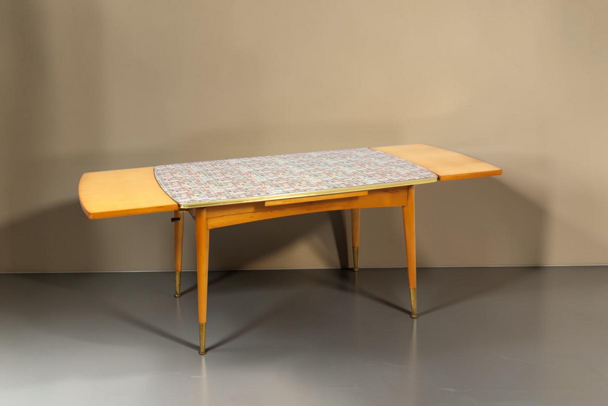 Vintage Space Mid Century Esstisch aus den 50er Jahren mit Kurbelmechanismus, ausziehbarer Platte und Messingfüßen.