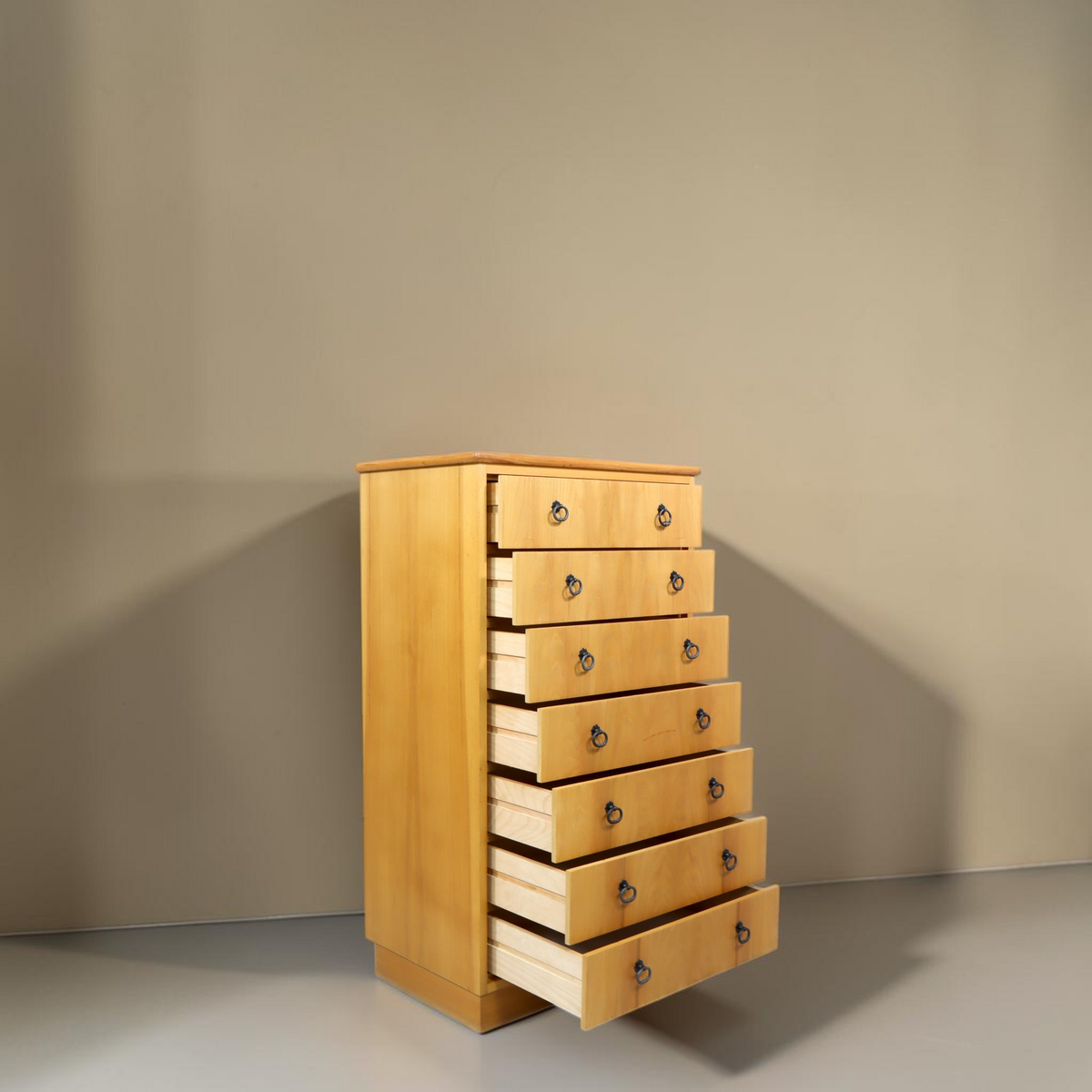 Vintage Space Mid Century Vertiko Kommode aus hellem Holz mit sieben Schubladen und schwarzen Metall-Ringgriffen