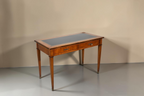 Vintage Space Louis XVI Schreibtisch aus Holz mit schwarzer Lederauflage und zwei Schubladen im klassischen Stil