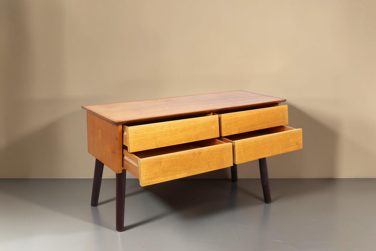 Vintage Space Mid Century Kommode aus hellem Holz mit vier Schubladen und dunklen konischen Füßen im Retro-Stil
