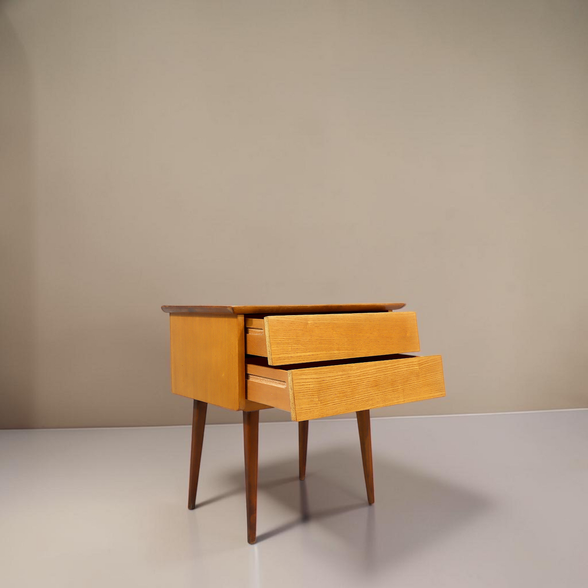 Vintage Space Mid Century Nachttisch aus Holz mit zwei Schubladen und konischen Beinen im Retro-Stil