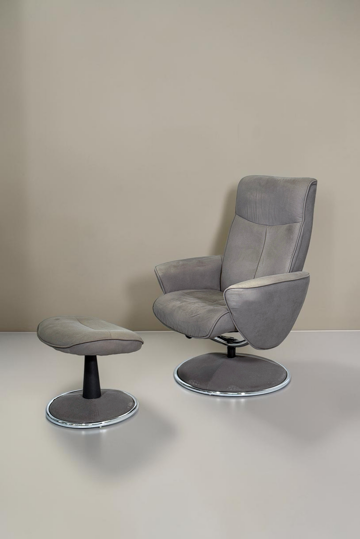 Vintage Space grauer Relaxsessel mit Hocker aus Samt und modernem Drehgestell in ergonomischem Design