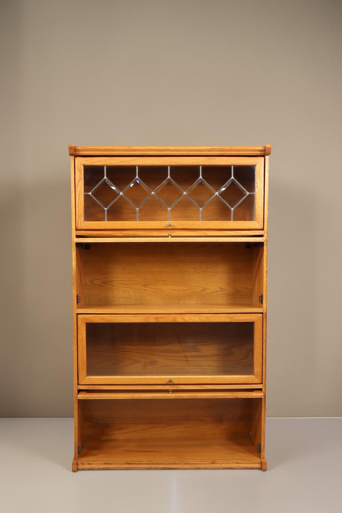 Vintage Space Vitrinenschrank im Globe-Wernicke-Stil aus Holz mit vier Klappfächern und dekorativem Bleiglas oben