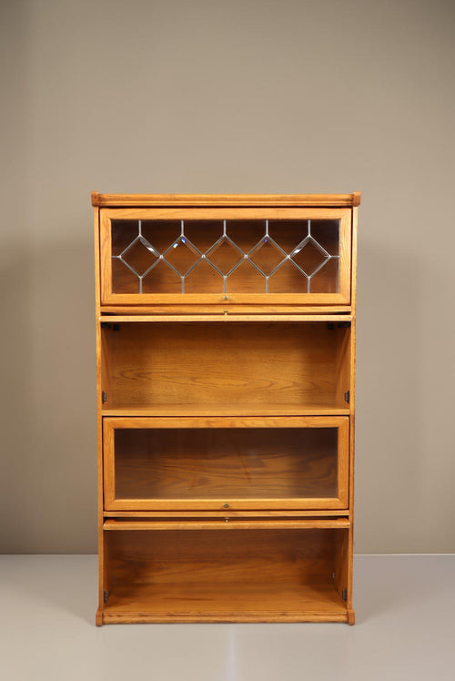 Vintage Space Vitrinenschrank im Globe-Wernicke-Stil aus Holz mit vier Klappfächern und dekorativem Bleiglas oben