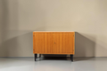 Vintage Space Mid Century Kommode aus Holz mit zwei Türen und schwarzen konischen Füßen im Retro-Design